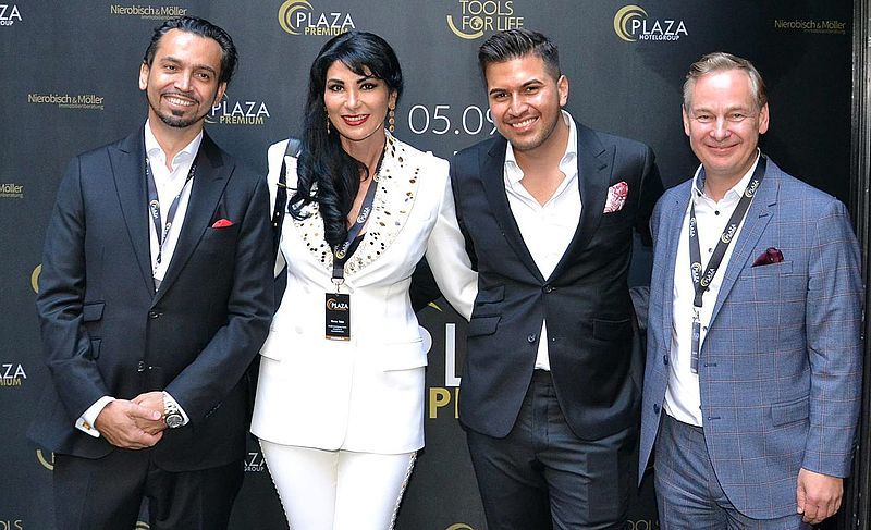 Helmut Heigert - Stellten Plaza Premium in Hamburg vor: (von links) Ihsan und Yonca Yalaz, Makler Iman Azizi und Projektentwickler Jürgen Paul,