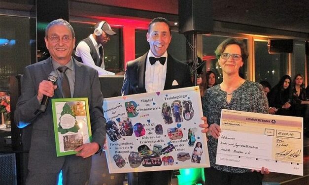 von li. Manuel Krogoll (Vorstand Förderverein), Michael Frenzel (General Manager, Hotel Palace Berlin) und Claudia Garling (Förderverein).