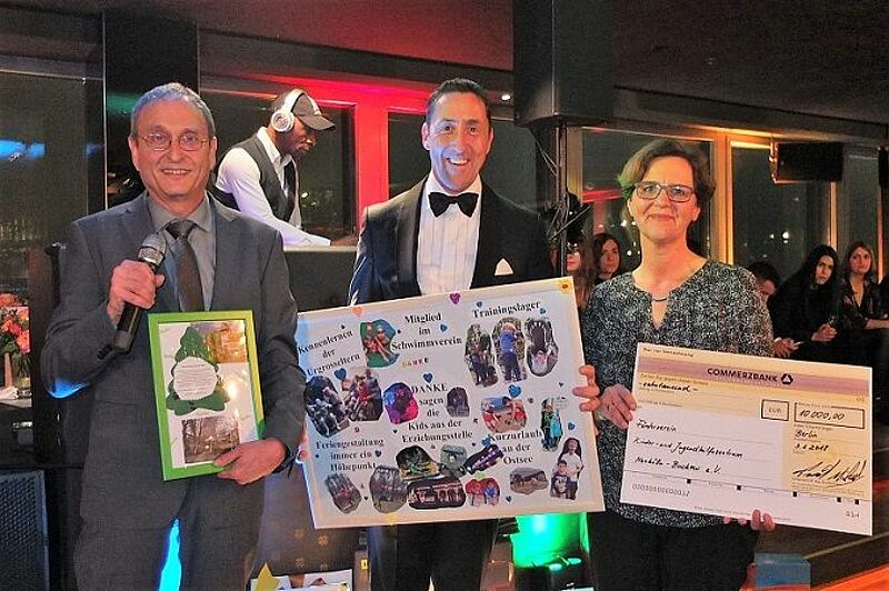 von li. Manuel Krogoll (Vorstand Förderverein), Michael Frenzel (General Manager, Hotel Palace Berlin) und Claudia Garling (Förderverein).