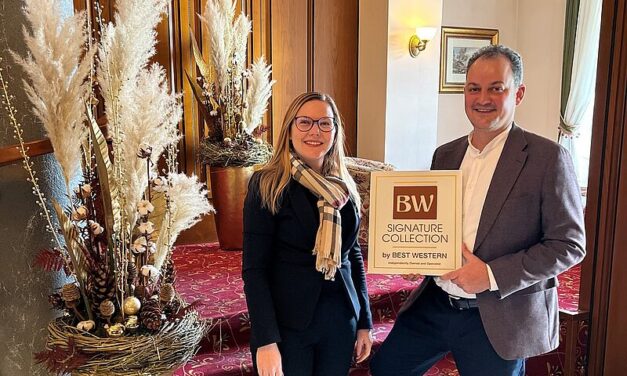 Freuen sich, das Hotel Das Palmenwald Schwarzwaldhof künftig mit dem Soft Brand BW Signature Collection zu führen (v.l.): Radka Titova, Hoteldirektorin, und Albert Mayr, Geschäftsführer | Foto: BWH Hotel Group
