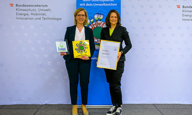 Foto: Leonore Gewessler, österreichische Bundesministerin, (links) übergibt das EU Ecolabel und das Österreichische Umweltzeichen an Sonja Wimmer, Inhaberin und Geschäftsführerin Hotel The Harmonie Vienna, für das nachhaltige Engagement