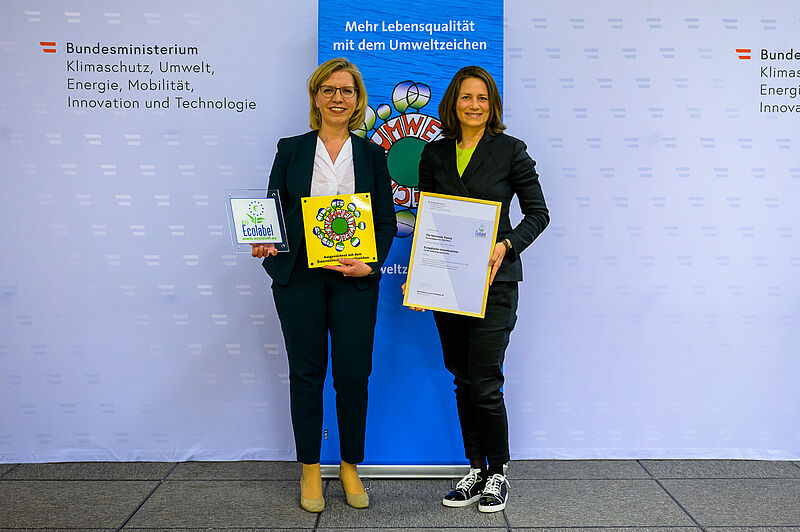 Foto: Leonore Gewessler, österreichische Bundesministerin, (links) übergibt das EU Ecolabel und das Österreichische Umweltzeichen an Sonja Wimmer, Inhaberin und Geschäftsführerin Hotel The Harmonie Vienna, für das nachhaltige Engagement