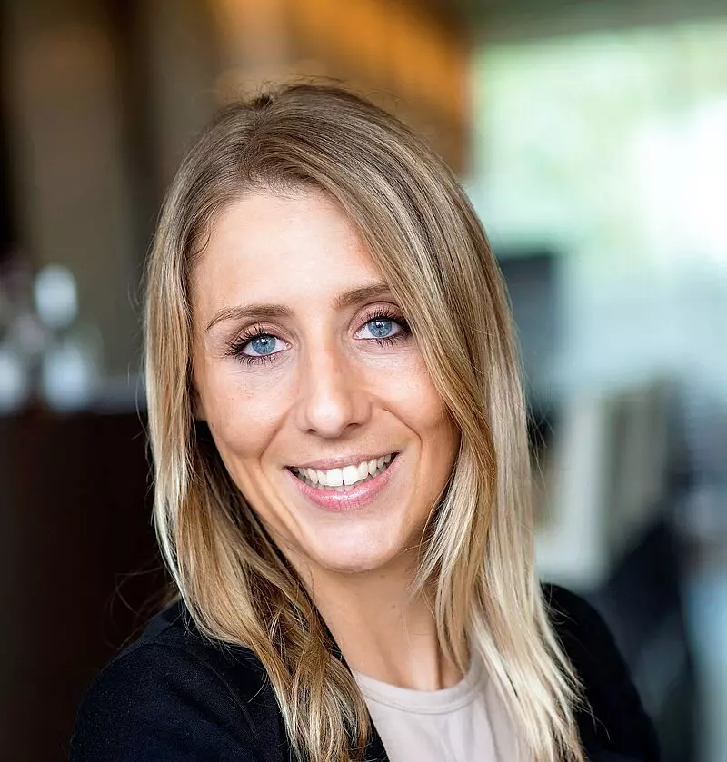 Jennifer Kriesten, Leiterin Training, Entwicklung & Talentprogramme ATLANTIC Hotels, setzt auf die DHA als Bildungspartner. Foto: Oliver Pracht Jennifer Kriesten, Leiterin Training, Entwicklung & Talentprogramme ATLANTIC Hotels, setzt auf die DHA als Bildungspartner. Foto: Oliver Pracht