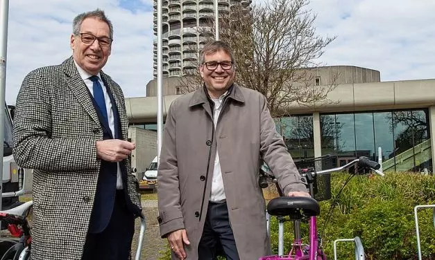 Augsburgs Wirtschaftsreferent Dr. Wolfgang Hübschle (rechts) und Tourismusdirektor Götz Beck (links, in Personalunion Geschäftsführer der Kongress am Park Betriebs GmbH) bei den neuen Fahrradstellplätzen vor dem Augsburger Kongresszentrum „Kongress am Park“. Gute Anreise- und Parkmöglichkeiten für Fahrräder gehören hier genauso zum klimafreundlichen Konzept wie die moderne Anlagentechnik im Baudenkmal. Foto: Martin Kluger