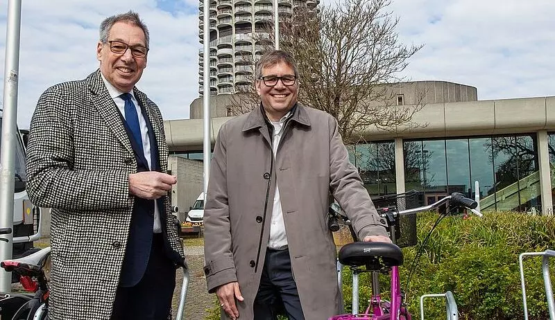 Augsburgs Wirtschaftsreferent Dr. Wolfgang Hübschle (rechts) und Tourismusdirektor Götz Beck(links, in Personalunion Geschäftsführer der Kongress am Park Betriebs GmbH) bei den neuen Fahrradstellplätzenvor dem Augsburger Kongresszentrum „Kongress am Park“. Gute Anreise- und Parkmöglichkeitenfür Fahrräder gehören hier genauso zum klimafreundlichen Konzept wie die moderneAnlagentechnik im Baudenkmal.Foto: Martin Kluger Augsburgs Wirtschaftsreferent Dr. Wolfgang Hübschle (rechts) und Tourismusdirektor Götz Beck (links, in Personalunion Geschäftsführer der Kongress am Park Betriebs GmbH) bei den neuen Fahrradstellplätzen vor dem Augsburger Kongresszentrum „Kongress am Park“. Gute Anreise- und Parkmöglichkeiten für Fahrräder gehören hier genauso zum klimafreundlichen Konzept wie die moderne Anlagentechnik im Baudenkmal. Foto: Martin Kluger