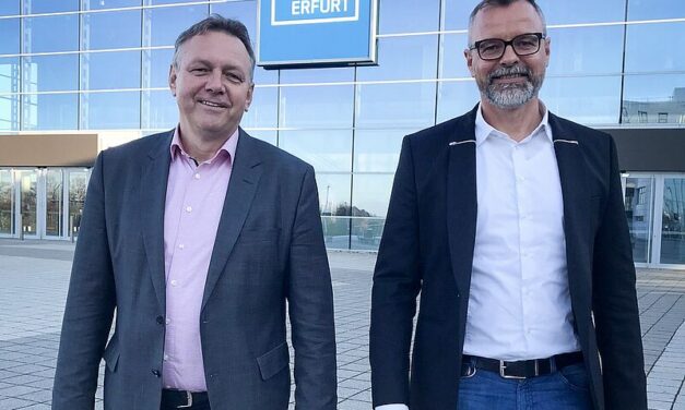 Foto: Sven Lindig, Geschäftsführer LINDIG GmbH und Michael Kynast, Geschäftsführer Messe Erfurt GmbH, freuen sich auf das neue gemeinsame Projekt.
