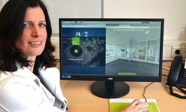 Sabine Schoner, Marketing und Vertrieb präsentiert den neuen virtuellen Rundgang durch die Kultur Räume Gütersloh