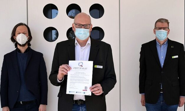 Freuen sich über die erneute Auszeichnung: Christian Schäfer und Ralph Fritzsche, Geschäftsführung, sowie Stefan Hübner, Veranstaltungsleitung (vorne)