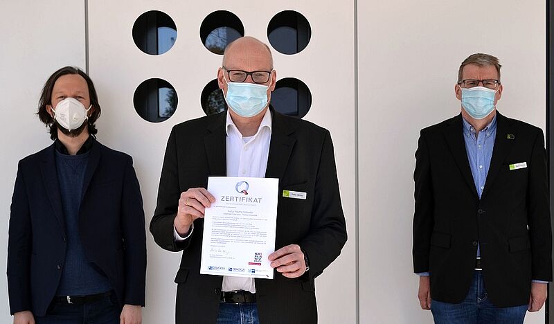 Freuen sich über die erneute Auszeichnung: Christian Schäfer und Ralph Fritzsche, Geschäftsführung, sowie Stefan Hübner, Veranstaltungsleitung (vorne)