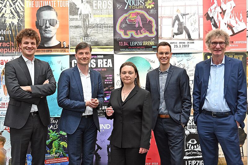 Foto: (v.l.: Matthias Kölmel (Geschäftsführung ZSL GmbH), Heiko Rosenthal (Bürgermeister für Umwelt, Ordnung, Sport), Iris Rackwitz (Event- und Marketingleitung, ZSL GmbH), Philipp Franke (Geschäftsführung ZSL GmbH) und Dr. Michael Kölmel (Geschäftsführung ZSL GmbH). Fotograf: ©Rainer Justen) Foto: (v.l.: Matthias Kölmel (Geschäftsführung ZSL GmbH), Heiko Rosenthal (Bürgermeister für Umwelt, Ordnung, Sport), Iris Rackwitz (Event- und Marketingleitung, ZSL GmbH), Philipp Franke (Geschäftsführung ZSL GmbH) und Dr. Michael Kölmel (Geschäftsführung ZSL GmbH). Fotograf: ©Rainer Justen)