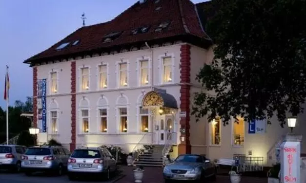Im schicken Wohlfühlambiente präsentieren sich die renovierten Zimmer im Dorint Kongresshotel Mannheim: Hingucker sind das große Schwarz-Weiß-Foto des Mannheimer Wasserturms und das „Vogelnest“, eine Design-Lampe aus kleinen Chromstäben.