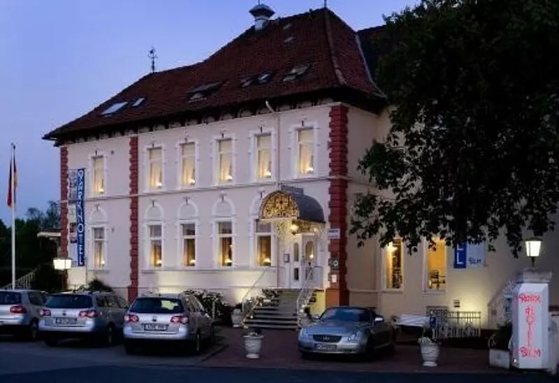 Im schicken Wohlfühlambiente präsentieren sich die renovierten Zimmer im Dorint Kongresshotel Mannheim: Hingucker sind das große Schwarz-Weiß-Foto des Mannheimer Wasserturms und das „Vogelnest“, eine Design-Lampe aus kleinen Chromstäben. Im schicken Wohlfühlambiente präsentieren sich die renovierten Zimmer im Dorint Kongresshotel Mannheim: Hingucker sind das große Schwarz-Weiß-Foto des Mannheimer Wasserturms und das „Vogelnest“, eine Design-Lampe aus kleinen Chromstäben.