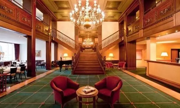Im schicken Wohlfühlambiente präsentieren sich die renovierten Zimmer im Dorint Kongresshotel Mannheim: Hingucker sind das große Schwarz-Weiß-Foto des Mannheimer Wasserturms und das „Vogelnest“, eine Design-Lampe aus kleinen Chromstäben.