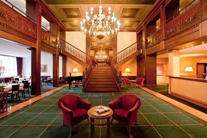 Im schicken Wohlfühlambiente präsentieren sich die renovierten Zimmer im Dorint Kongresshotel Mannheim: Hingucker sind das große Schwarz-Weiß-Foto des Mannheimer Wasserturms und das „Vogelnest“, eine Design-Lampe aus kleinen Chromstäben. Im schicken Wohlfühlambiente präsentieren sich die renovierten Zimmer im Dorint Kongresshotel Mannheim: Hingucker sind das große Schwarz-Weiß-Foto des Mannheimer Wasserturms und das „Vogelnest“, eine Design-Lampe aus kleinen Chromstäben.