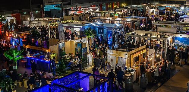 Ein Blick von oben auf den BOTTLE MARKET zeigt: Die Atmosphäre hatte eher etwas von „Altstadtgasse“ als von Messehalle | Foto: M3B GmbH/Oliver Saul