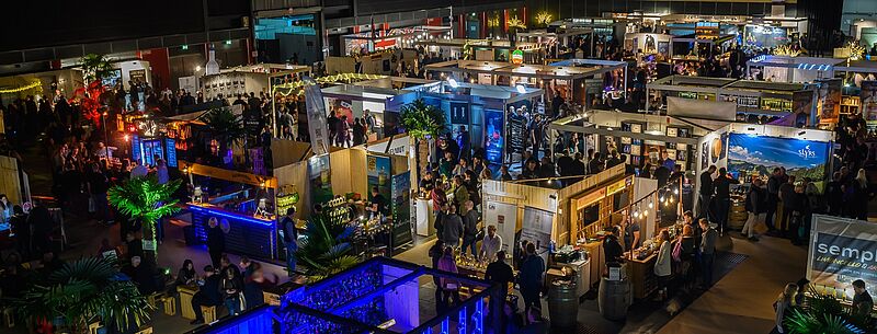 Ein Blick von oben auf den BOTTLE MARKET zeigt: Die Atmosphäre hatte eher etwas von „Altstadtgasse“ als von Messehalle | Foto: M3B GmbH/Oliver Saul