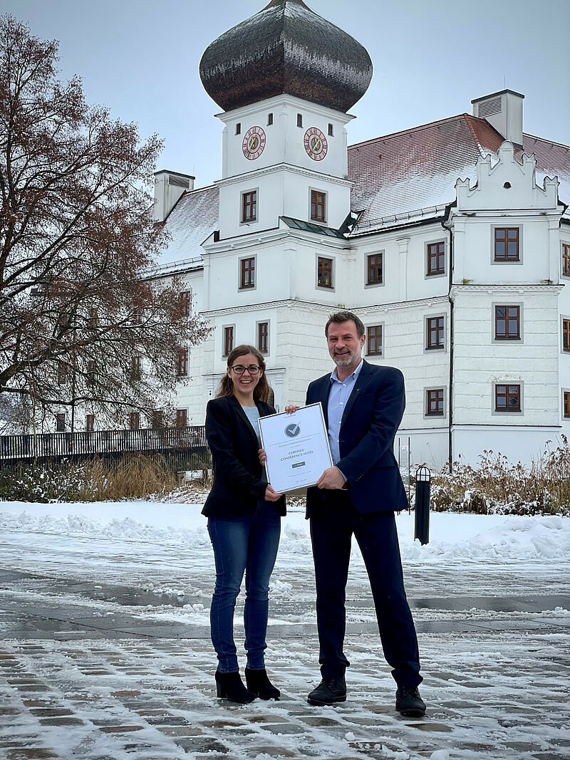 Es freuen sich Henrike Christ und Martin Kirsch | Foto: Schloss Hoehenkammer Vivian Stauff
