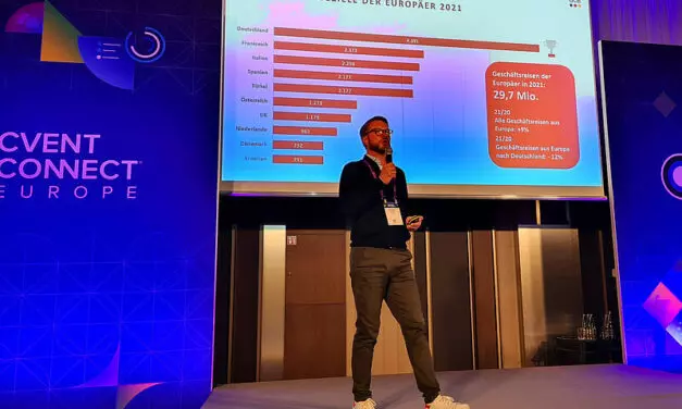 Matthias Schultze vom GCB auf der Bühne der Cvent Connect in Frankfurt; Foto: sl