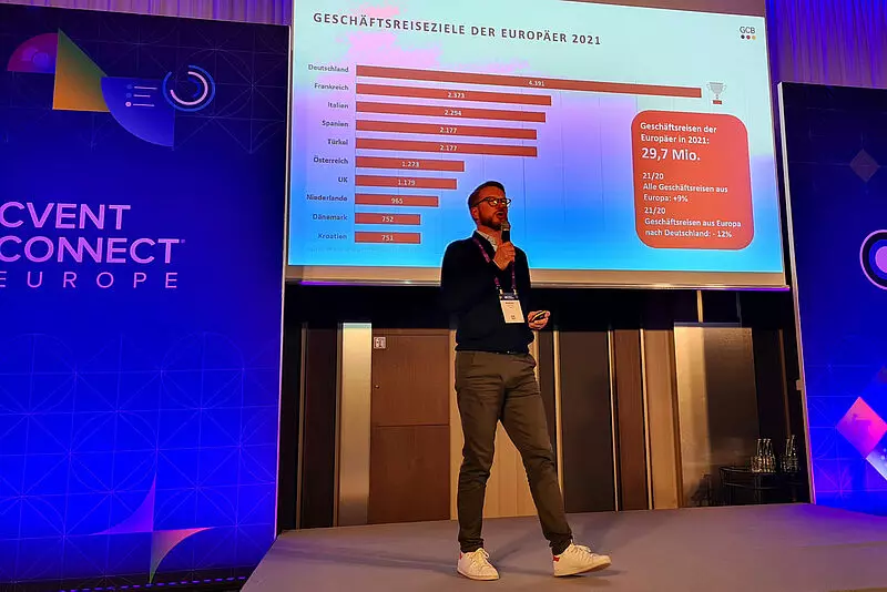 Matthias Schultze vom GCB auf der Bühne der Cvent Connect in Frankfurt; Foto: sl