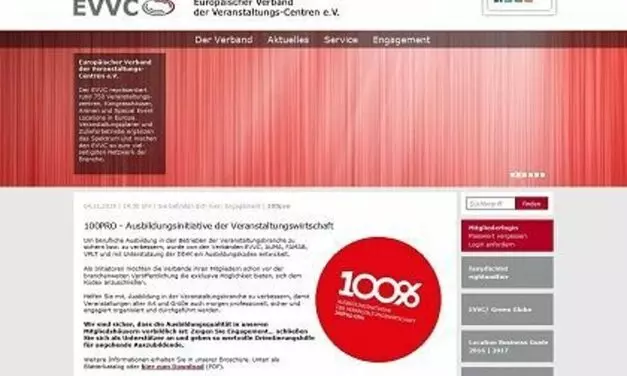 Roland Mack und UNICEF-Schirmherrin Marianne Mack übergeben Sabine Christiansen den Scheck.  Europa-Park