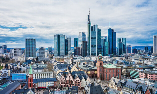 Vor der Kulisse der Skyline findet vom 20. bis 26 Juni die Frankfurt Fashion Week statt. Foto: Pixabay