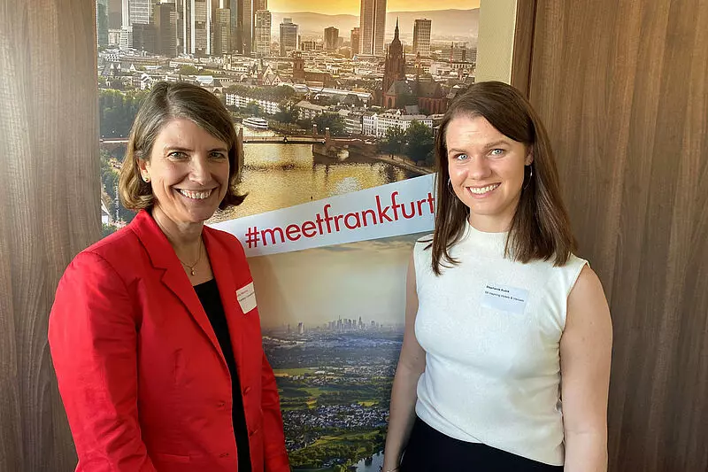 Jutta Heinrich, Leiterin des Frankfurt Convention Bureaus, mit Keynote-Rednerin Stephanie Kubik. Foto: mg Jutta Heinrich, Leiterin des Frankfurt Convention Bureaus, mit Keynote-Rednerin Stephanie Kubik. Foto: mg
