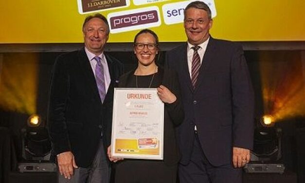 gluecklich siegerin astrid krauss mit juergen gangl links und Rolf Wes..