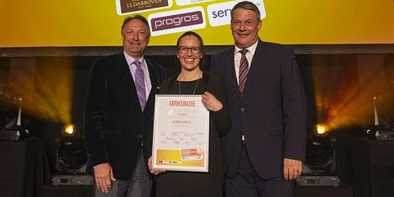 gluecklich siegerin astrid krauss mit juergen gangl links und Rolf Wes.. gluecklich siegerin astrid krauss mit juergen gangl links und Rolf Wes..