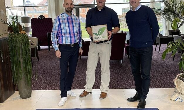 Grün zertifiziert: das Hotel König Albert in Bad Elster freut sich über das GreenSign von InfraCert (Michael Börner, Marc Cantauw, Armin Wolff von InfraCert, v. li. n. re.). Foto: Hotel König Albert