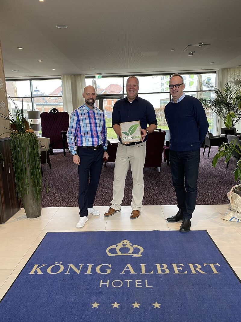 Grün zertifiziert: das Hotel König Albert in Bad Elster freut sich über das GreenSign von InfraCert (Michael Börner, Marc Cantauw, Armin Wolff von InfraCert, v. li. n. re.). Foto: Hotel König Albert