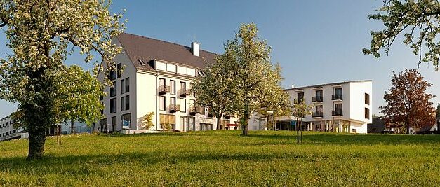 HSE 2014 04 Panoramabild Streuobstwiese und Hotelgebaude 30x10cm 300dpi Bildnachweis Hotel Haus St. Elisabeth