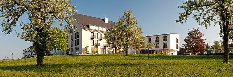 HSE 2014 04 Panoramabild Streuobstwiese und Hotelgebaude 30x10cm 300dpi Bildnachweis Hotel Haus St. Elisabeth