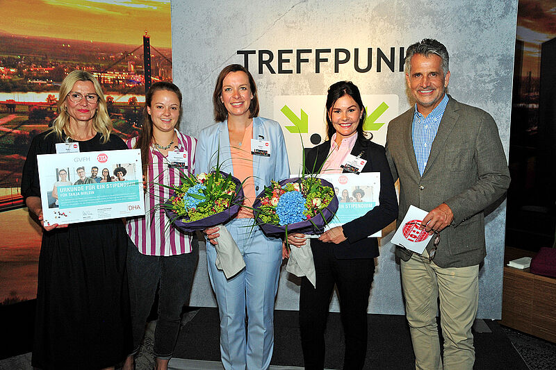 Die Gewinnerinnen der GVFH-IHA-DHA-Stipendien 2022 Tanja Nißlein (M.) und Franziska Pfaff (2.v.r.) zusammen mit Anja Eigen (l.) und Sarah Wankelman (2.v.l.), beide DHA, sowie Otto Lindner (IHA). Foto: Jürgen Markus
