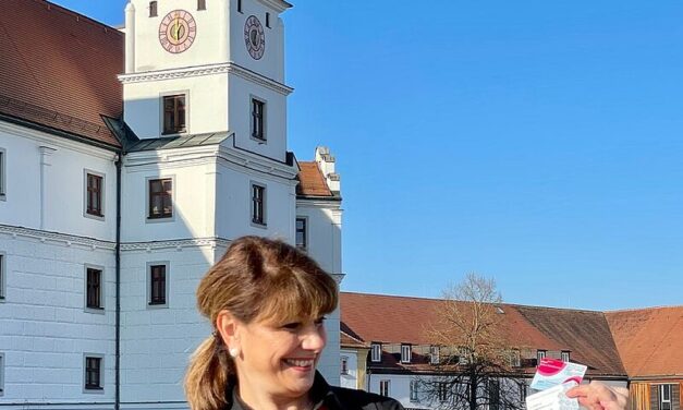 Martina May, Mitarbeiterin in Schloss Hohenkammer, zeigt Krankenversicherungskarte Foto: Schloss Hohenkammer
