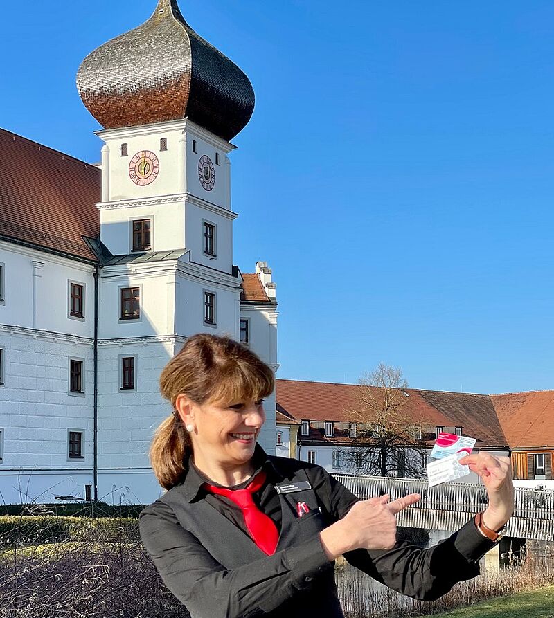 Martina May, Mitarbeiterin in Schloss Hohenkammer, zeigt Krankenversicherungskarte Foto: Schloss Hohenkammer