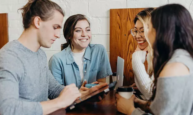 Die Hotel-Profis von morgen: Der Branchenverband HSMA will jungen Menschen die Tür zum Gastgewerbe noch weiter öffnen. Foto: Unsplash