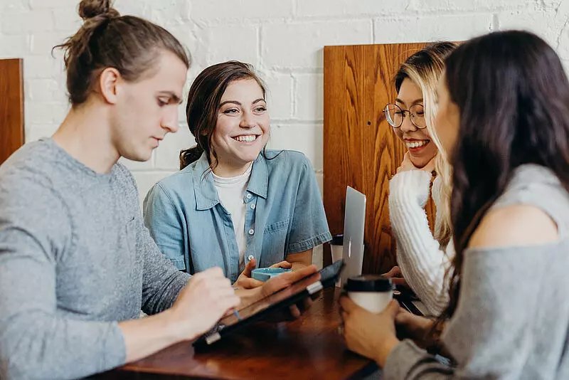 Die Hotel-Profis von morgen: Der Branchenverband HSMA will jungen Menschen die Tür zum Gastgewerbe noch weiter öffnen. Foto: Unsplash Die Hotel-Profis von morgen: Der Branchenverband HSMA will jungen Menschen die Tür zum Gastgewerbe noch weiter öffnen. Foto: Unsplash