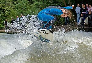 München Englischer Garten | Eisbach-Surfer | Foto: München Tourismus D. Verstl
