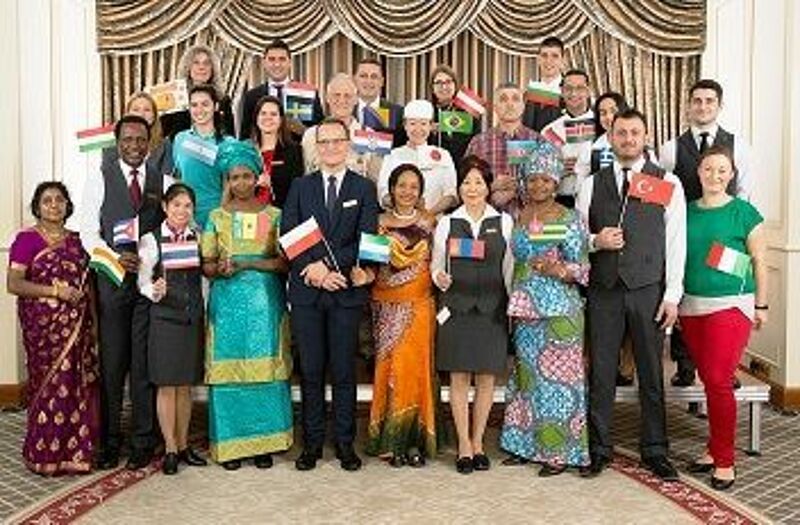 oo 42 Nationen arbeiten im Hotel Palace Berlin DASBILD.BERLIN