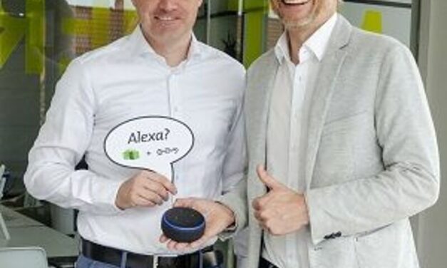 Jan Jansen (l.), Geschäftsführer der OsnabrückHalle, und Andree Josef, Geschäftsführer der Marketingagentur „Die Etagen“, präsentieren den Amazon Alexa Skill für Event- Ansagen der OsnabrückHalle.