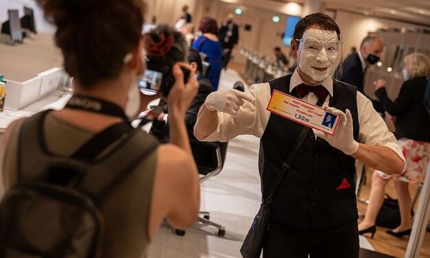 Osnabrück Halle - Unterhaltsamer Hinweis auf Hygieneregeln - © BMBF/Hans-Joachim Rickel