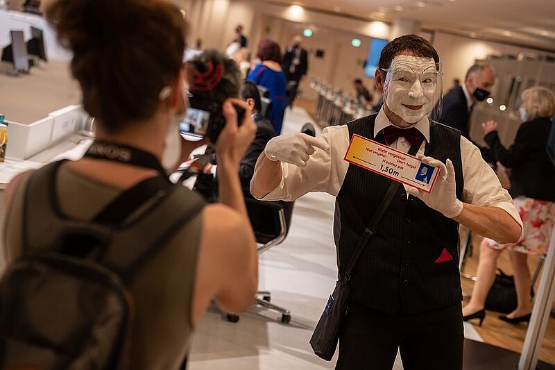 Osnabrück Halle - Unterhaltsamer Hinweis auf Hygieneregeln - © BMBF/Hans-Joachim Rickel