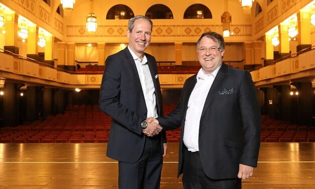 Begegnung im historischen Jugendstil-Ambiente des Hauses: Peter Berhörtser (l.) übernimmt die Führung von Harald Hock (r.) im Dolce by Wyndham Bad Nauheim. Foto: Dolce/Hauler