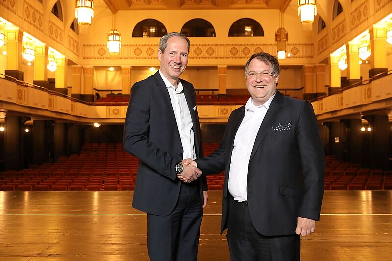 Begegnung im historischen Jugendstil-Ambiente des Hauses: Peter Berhörtser (l.) übernimmt die Führung von Harald Hock (r.) im Dolce by Wyndham Bad Nauheim. Foto: Dolce/Hauler