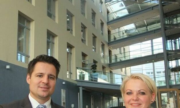Daniela Schade (Mitglied im VDR-Präsidium), Haakon Herbst (Präsident & Geschäftsführender Vorstand, HSMA) und Dirk Gerdom (VDR-Präsident) besiegeln die zukünftige Zusammenarbeit.