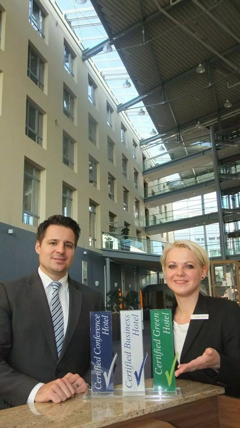Daniela Schade (Mitglied im VDR-Präsidium), Haakon Herbst (Präsident & Geschäftsführender Vorstand, HSMA) und Dirk Gerdom (VDR-Präsident) besiegeln die zukünftige Zusammenarbeit.