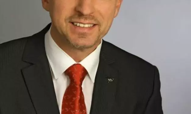 Sie freuen sich über das gelungene Projekt (v. r.): Walter Sosul, Hoteldirektor Mercure Tagungs- & Landhotel Krefeld, und Dustin Klostermann, Projektleitung & Vertrieb Intracon GmbH