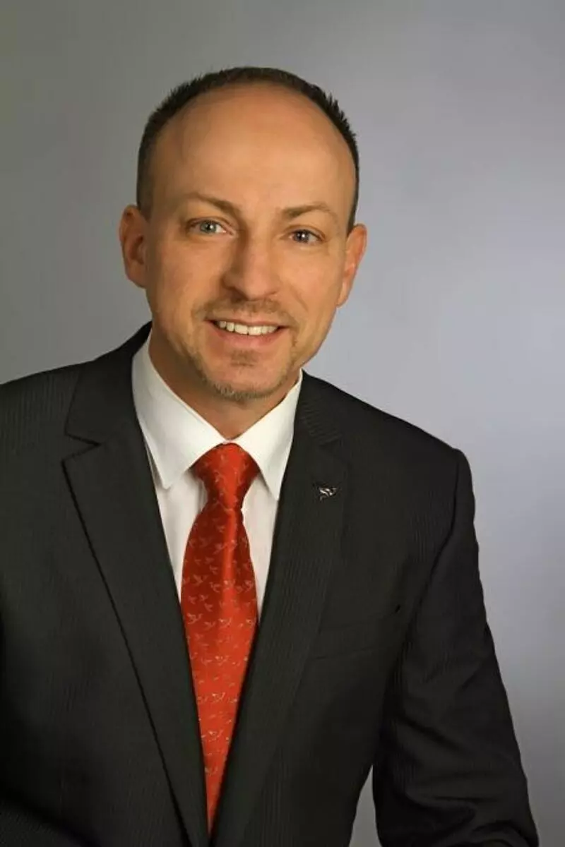 Sie freuen sich über das gelungene Projekt (v. r.): Walter Sosul, Hoteldirektor Mercure Tagungs- & Landhotel Krefeld, und Dustin Klostermann, Projektleitung & Vertrieb Intracon GmbH