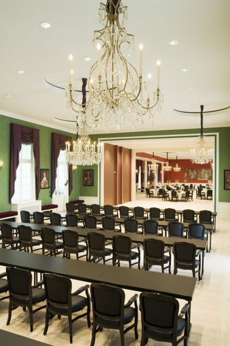 Das Rhön Park Hotel Aktiv Resort im fränkischen Hausen-Roth modernisiert und erweitert bis Mai 2015 seine Tagungsebene. Mitten in der Planung sind (von links) Direktor Ben Baars, Bettina Langanke und Reyk Ludwig von Diotima Energy, Bernd Kramann vom Archi Das Rhön Park Hotel Aktiv Resort im fränkischen Hausen-Roth modernisiert und erweitert bis Mai 2015 seine Tagungsebene. Mitten in der Planung sind (von links) Direktor Ben Baars, Bettina Langanke und Reyk Ludwig von Diotima Energy, Bernd Kramann vom Archi