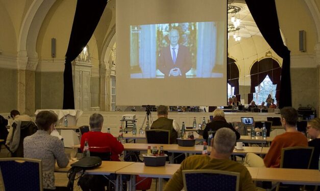 Dr. Peter Tschentscher, Erster Bürgermeister von Hamburg, eröffnete als Schirmherr das Online-Symposium, das Mitglieder des Landesverbands Contergangeschädigte Hessen e. V. im Spiegelsaal 
live verfolgten. Foto: Anthonia Fernández Koch